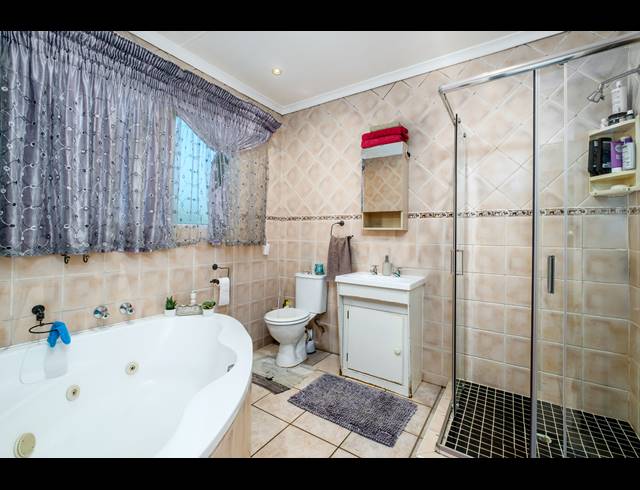 4 BEDROOM TOWNHOUSE TO LET IN SUNDOWNER